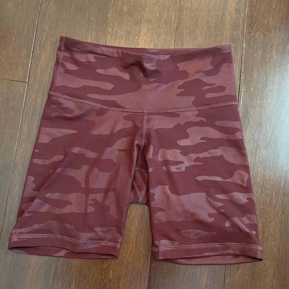 3/$15 Old navy maroon camo active biker shorts size small petite